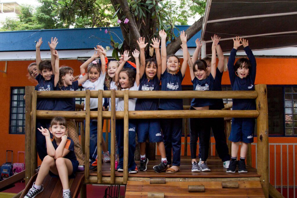 Grupo de crianças na escola Mundo Feliz, na cidade de Belo Horizonte