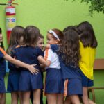 Crianças do ensino fundamental se abraçando